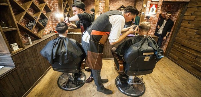 Майстри «BARRY BarberShop» за роботою. Запишіться по акції