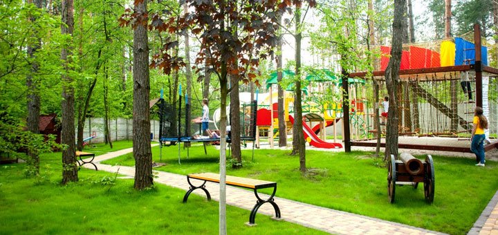 Детская площадка в гостинично-ресторанном комплексе «Villa Vita» под Киевом. Забронировать номер со скидкой. Отели в Вите-Почтовой.