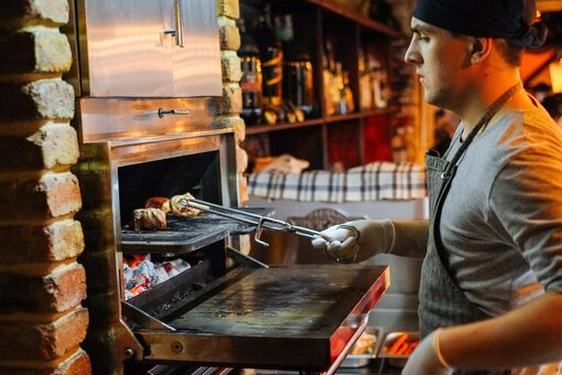 Гриль-меню в «Кнайпе bierkeller» в Мариуполе. Бронируйте со скидкой