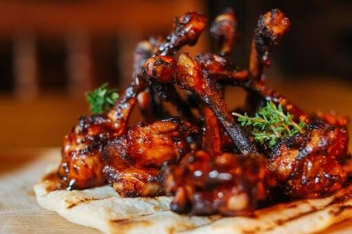 Мясо на гриле в «Кнайпе bierkeller» в Мариуполе. Бронируйте со скидкой