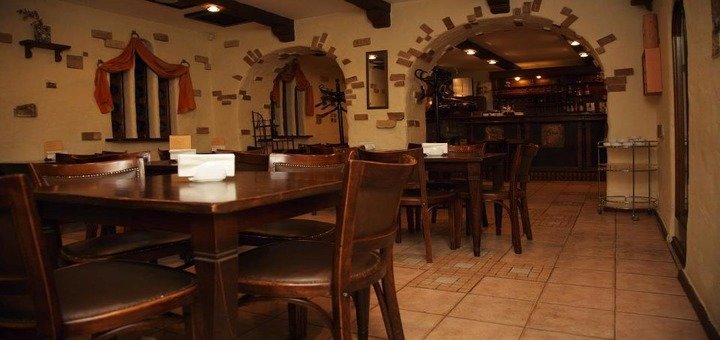 The hall of the restaurant "Osteria Pantagruel". Book a table at a discount