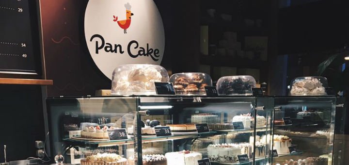 Вітрина десертів в кав'ярні «Pan Cake» у Вінниці. Замовляйте десерти і напої зі знижкою.