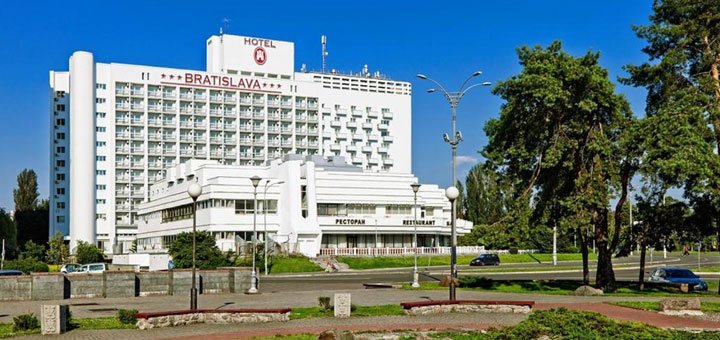 Hotel "Bratislava" in Kiev. Book a room at a discount. Hotels in Kiev near the metro.