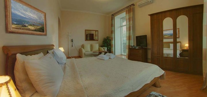 Room at the Khreschatyk Guest House in Kiev. Book a room at the Guest House Khreschatyk hotel at a discount. Hotels in the center of Kiev.