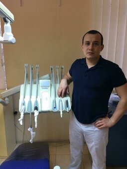 Professional teeth cleaning using polishing rubber bands dentist Maxim Rudoy in Odessa. Sign up for the promotion.