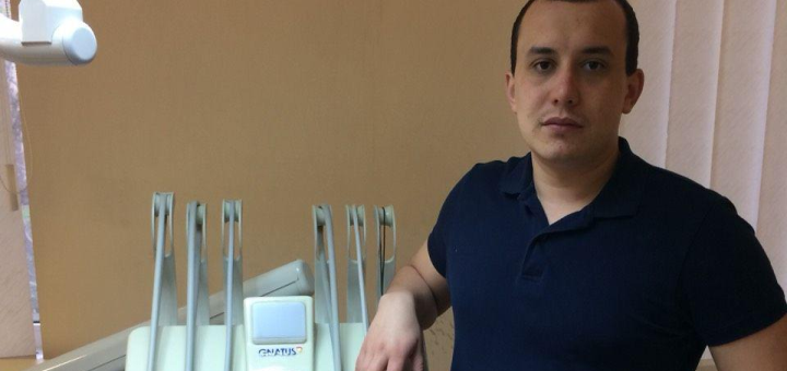 Professional teeth cleaning using polishing rubber bands dentist Maxim Rudoy in Odessa. Sign up for the promotion.