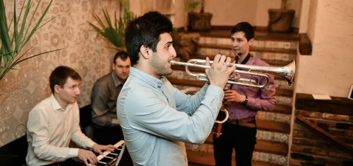Live music in the restaurant of the crimean tatar cuisine &quot;hadjibey&quot; in odessa. order food at a discount.