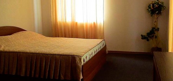 Номер на базе отдыха «Перекресток» в Железном порту. Забронировать номер со скидкой. Недорогой отдых на море. Базы отдыха Железный порт.