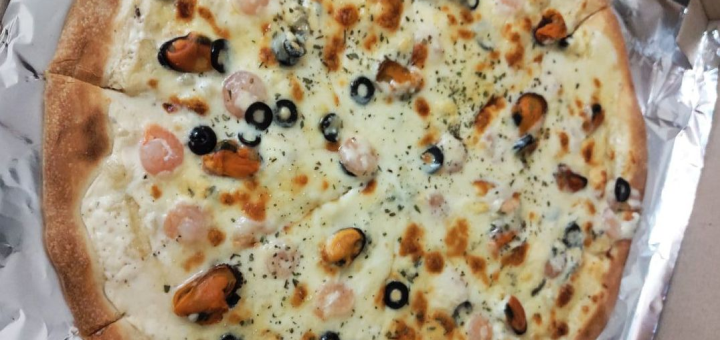 Discount pizza menu from delivery service