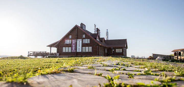 Детская площадка в гостинично-ресторанном комплексе «Захар Беркут» в Волосянке под Славском. Бронируйте отель в Карпатах со скидкой.