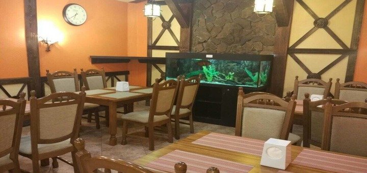 Зал в пиццерии на дровах "Ciao Bella" во Львове. Заказывайте пиццу и напитки по акции.