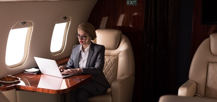 Деловая фотосессия в самолете от «SkyJetStudio» в Киеве. Записаться по акции.