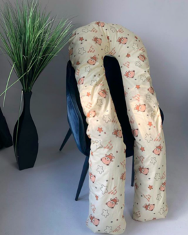 Shop carrying pillows