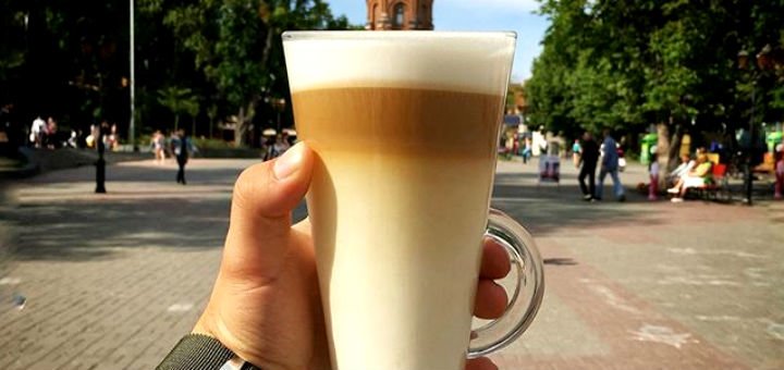 Кофейный напиток в кофейне «BezBrendu» в Киеве. Заказывайте капучино, латте и напитки по акции.