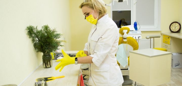 Ultrasonic cleaning, Airflow and polishing of teeth in dentistry "Dental House"