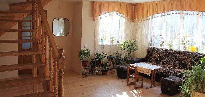 Гостиная для отдыха в усадьбе «У Зумера» в Криворовне в Карпатах. Оплачивайте номера по скидке.
