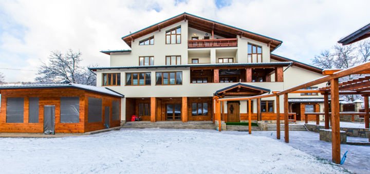 Фасад гостиницы ATAVA