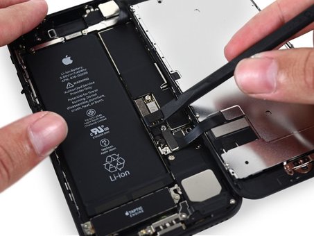 Diagnostics and repair of Apple smartphones in the iFixApple service center in Kiev. Contact the master for the promotion.