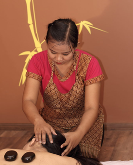 Stone massage in the Thai massage parlor ChokDI