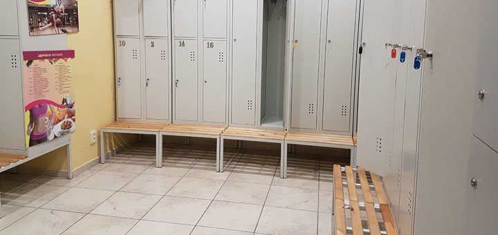 Раздевалка в женском клубе «Чаривна Пани» в Кривом Роге. Записывайтесь на фитнес по скидке.