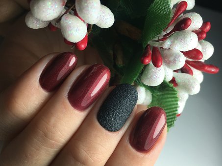 Coating nails with gel polish in the Beauty Pro salon in Kharkov. Order with a discount
