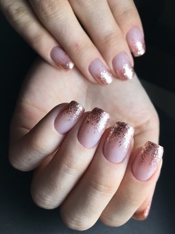 Coating nails with shellac in the Beauty Pro salon in Kharkov. Order with a discount