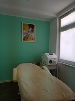 Elos studio for hair removal and body shaping «Leo-S» in Dnipro. Sign up for myostimulation and vacuum massage for a promotion.