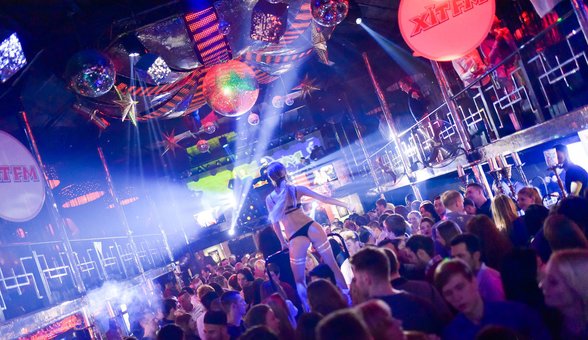 Танцпол у нічному клубі «Disco radio hall» у Києві. Вхід недорого