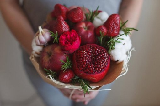 A bouquet of apples and pomegranates in the Fruits & Flowers Market boutique in Dnipro. Order at a discount.