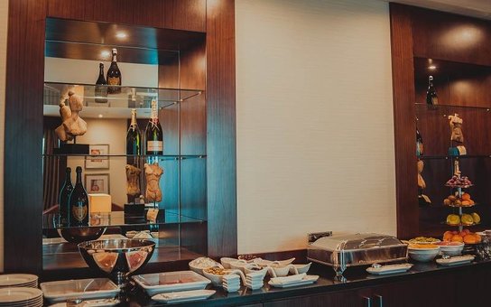 Лаунж-зона в отеле «Premier Palace Hotel Kharkiv» во Львове. Забронировать номер недорого