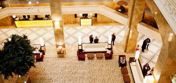Лаунж-зона в отеле «Premier Palace Hotel Kharkiv» во Львове. Забронировать номер со скидкой
